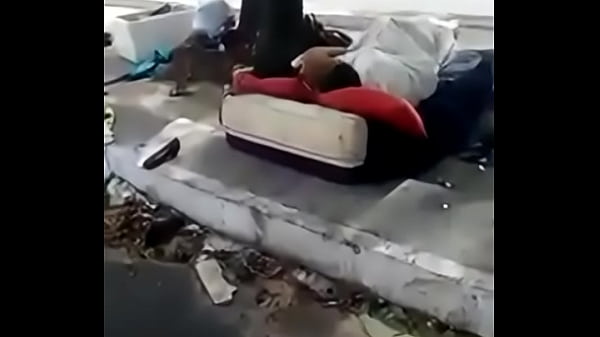 Morador de rua trepando no meio da rua