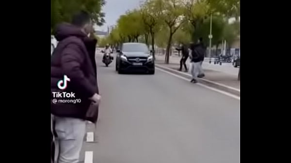 Leo Messi rascandose los guebos en el auto