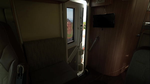 Il se fait pomper en conduisant le camping car