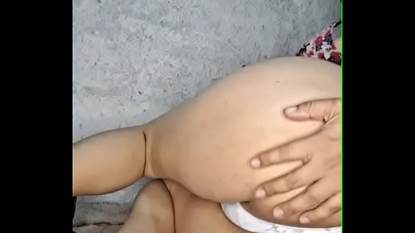 Mi sirvienta se mete todo su grueso consolador por el coño