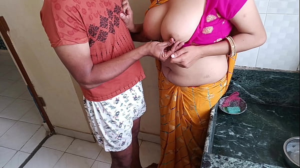 कामवाली की नेवली मैरिड बहू को किचन में पेला जब वो बर्तन धो रही थी