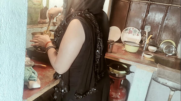 खाना बना रही मुस्लिम भाभी की घोड़ी बनाके गांड चुदाई रियल हिंदी ऑडियो
