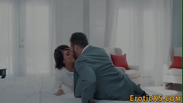 Gorgeous babe sucking dick