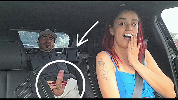 Motorista de app viaja sem calcinha no carro e deixa passageiros de pau duro!