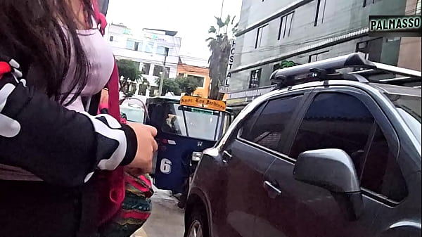 Se supone que iríamos a ver una película, pero mi hermanastro me convenció para coger y hacer un video porno casero; me hizo hacerle garganta profunda.