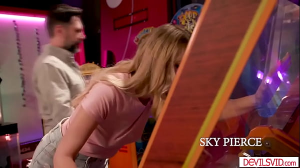 Stepdaughter and stepdad having quickie in amusement park