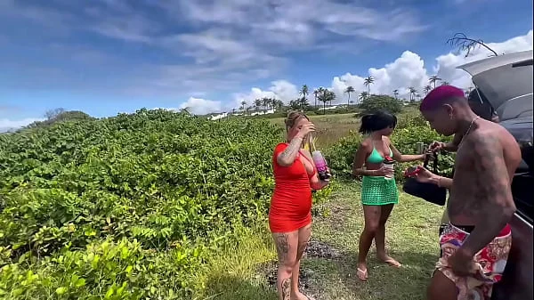 Amigos fazem sexo no meio da Savana Africana.