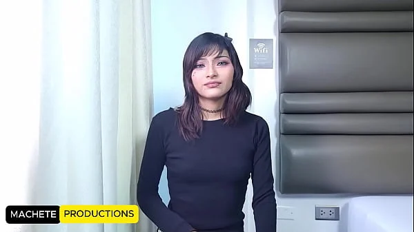 Angie sumisa de 19 años inicia en el mundo del porno