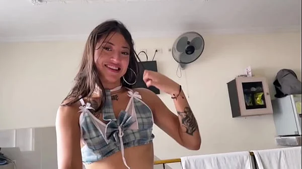 COLOMBIANO LE PAGA A SU EMPLEADA DE SERVICIO PARA QUE LE DE UNA MAMADA SALVAJE