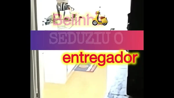 Dando pro entregador de água: Me exibi pro entregador novinho e pirocudo que meteu gostoso no pêlo e me deu leitinho na boca!