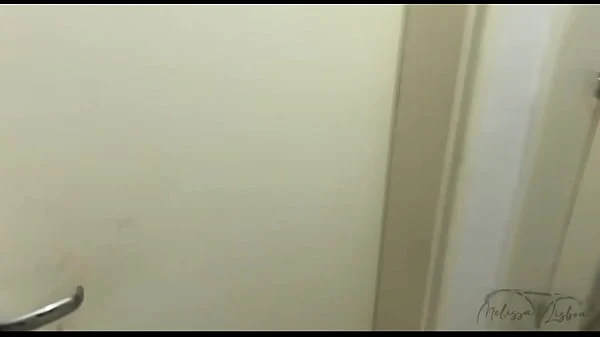 Dois negrões Pirocudos e uma ruiva milf sendo bem fodida.