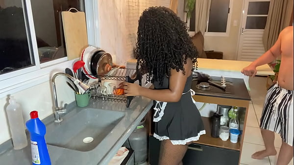 EMPREGADA NEGRA FODE NO PELO COM O FILHO JOVEM DO PATRÃO.