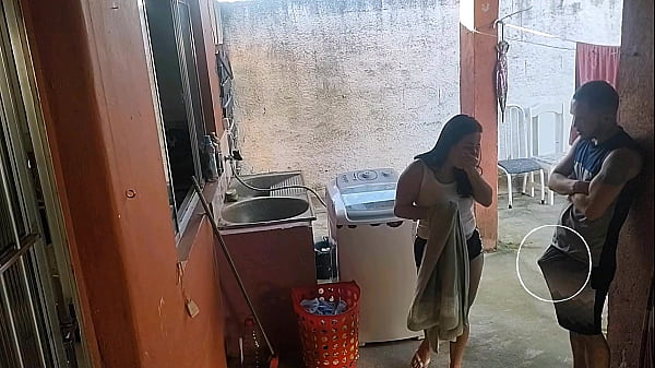 esposa saiu e a empregada não resistiu ao meu pau ereto