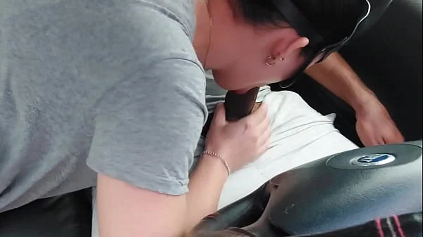 Gostosa bebeu leite no estacionamento