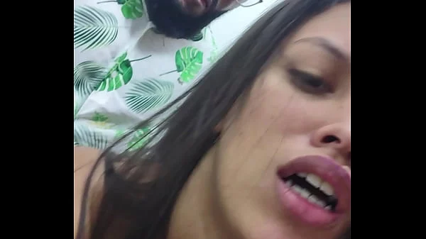 Gostosa não se aguenta e fode com negão no banheiro da balada