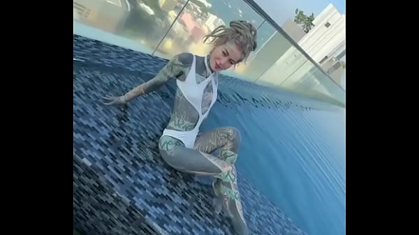 HEy is there someone who can bring me back to this pool over the roofs of pattaya ?-#bikini #bikinimodel #feettattoo #in…