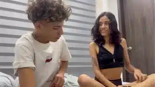 Mi pequeñita hermanastra me descubre jugando con su ropa interior y se me antoja follar rico. SEXO REAL AMATEUR.