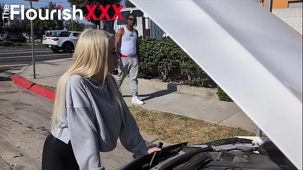 Naomi Ryder Car Broke Down but She Found Help