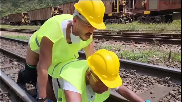 OS OPERARIOS PEGARAM PESADO NA HORA DO ALMOÇO FUDERAM O COLEGA PASSIVO E DERAM MUITO LEITE DE SOBREMESA (TEASER)