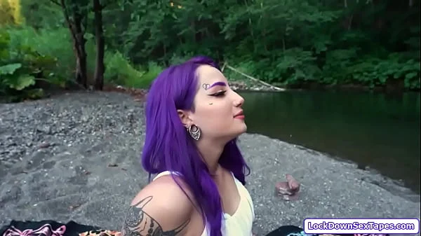Purple haired babe gets fucked outdoors