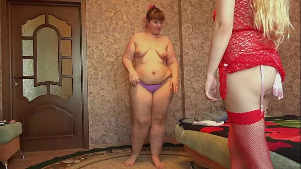 Lesbian gets a massage from a milf. Big gorgeous ass shaking.