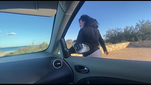 Maya sube en el coche de un extraño y follan el parking público
