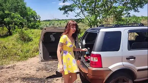 Casal vai acampanhar no Hallowen e sua esposa acaba sendo fodida pelo Canibal