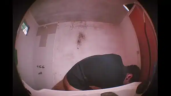 Masturbacion en el Baño – Camara mirando hacia arriba – Porno Argentina – Pene Grande – acabada como si te acabara en la cara – Grabado con lente ojo de pez