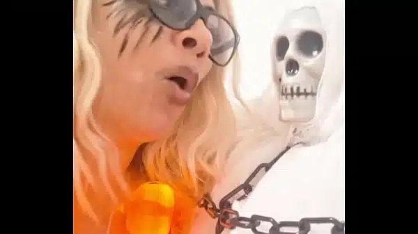 Meu HALLOWEEN diferente, chupei a pica do esqueleto…