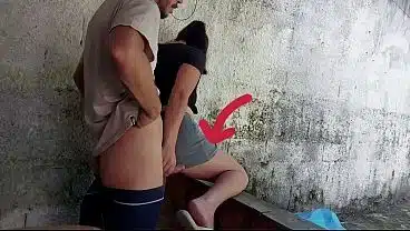 minha esposa saiu e a empregada baixinha gostosa pegou meu pau e colocou dentro dela na área de casa