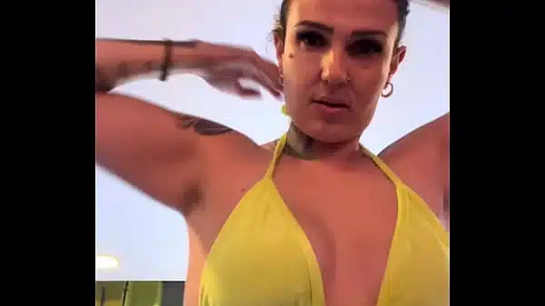 Quase fui expulsa academia de frente a praia Copacabana! Por está treinando de biquíni fio dental transparente e todo molhado na buceta rosinha!