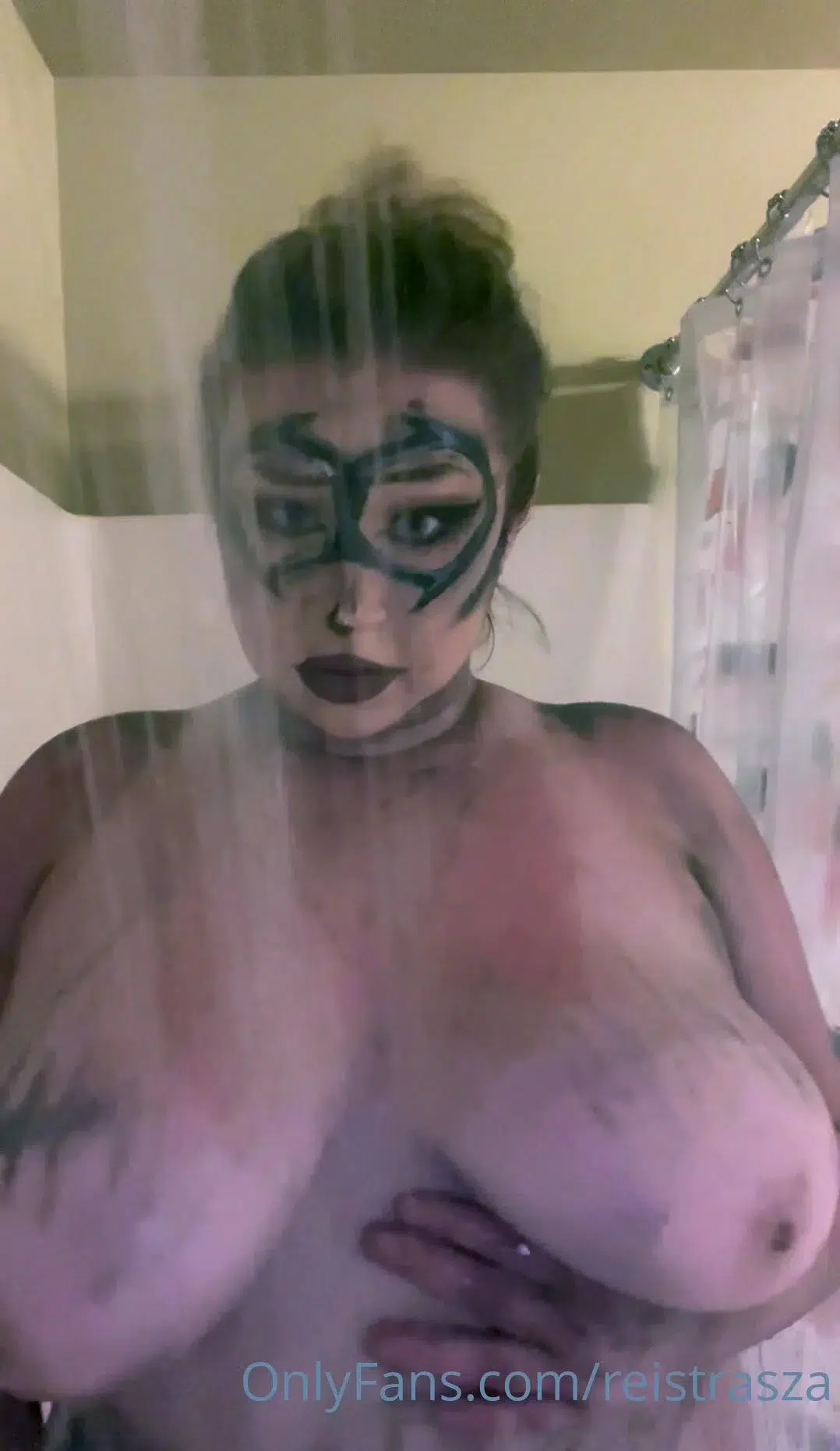 Awesome Big Boobs Blonde Masturbates In The Shower