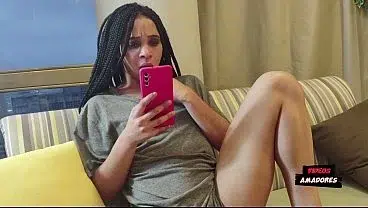 Casal fode depois de esposa se masturbar com pornô