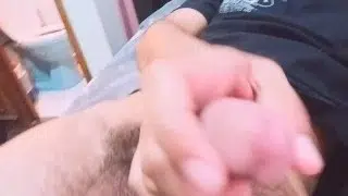 Chico sexy se desnuda en su cama y se masturba mientras no hay nadie en casa