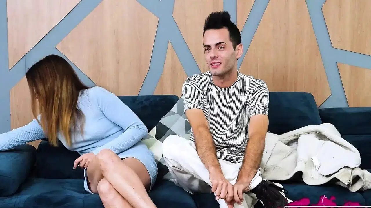 Clueless girl Valentina Lapiedra almost can’t bear seeing his boyfriend fucking another woman!!