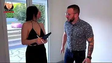 Didi à une chatte très poilue et bien trempée !