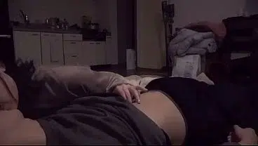 素人カップルの濃厚な夜の営みを覗き見布団の中でM男彼氏の勃起デカチンを亀頭責めしながら凄テク手コキでしごかれて大量射精　射精管理　調教　前戯　触り合い　女性向け　かわいい　個人撮影　日本人　えむゆみ