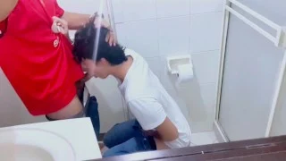 Futbolista hetero me folla mi apretado culo joven empieza con condon y se lo quita y me folla a pelo