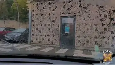 Lena, belle brune tatouée, avale de la queue