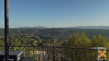 Lola, brunette au corps de rêve, s’offre une magnifique queue