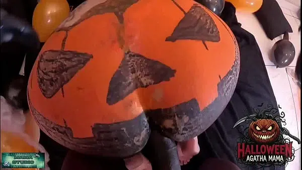 Mama Studio em um BBC fodendo um JACK O’LANTERN de HALLOWEEN de uma MILF Brasileira