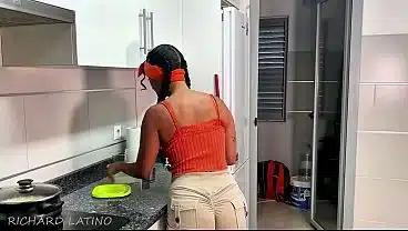 Minha empregada não limpou a casa direito , então coloquei ela pra engasgar na pica … COMPLETO NO SHEER/RED