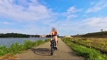 Un milf avec de gros nichons naturels fait du vélo complétement nue.
