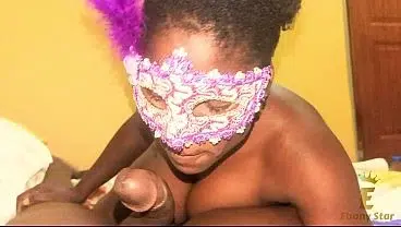 Une belle femme africaine séduit son mari le jour de l’halloween