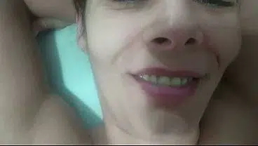 Coroa ensinando para o filho da vizinha que sexo se aprende desde novinho