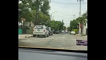 Exhibiendo a mi mujer en el coche y aprovecho para masajear su coño.