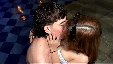 Hermosa CHICA RUBIA COLOMBIANA de grandes TETAS es follada durante un baño nocturno en la piscina