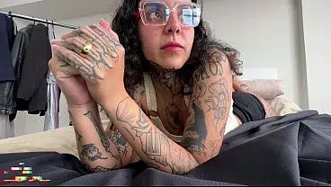 Homem de pau grande enfiando tudo no cú peludo de uma morena bem safada