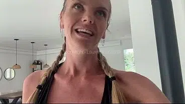 Je piège le technicien et me fais démonter comme une chienne par sa grosse queue !