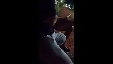 meu corno me deu de presente pro amigo dele… No motel ele me jogou na cama, chupou meu cu fundo até eu tremer, língua entrando enquanto eu empinava gemendo “chupa mais”.